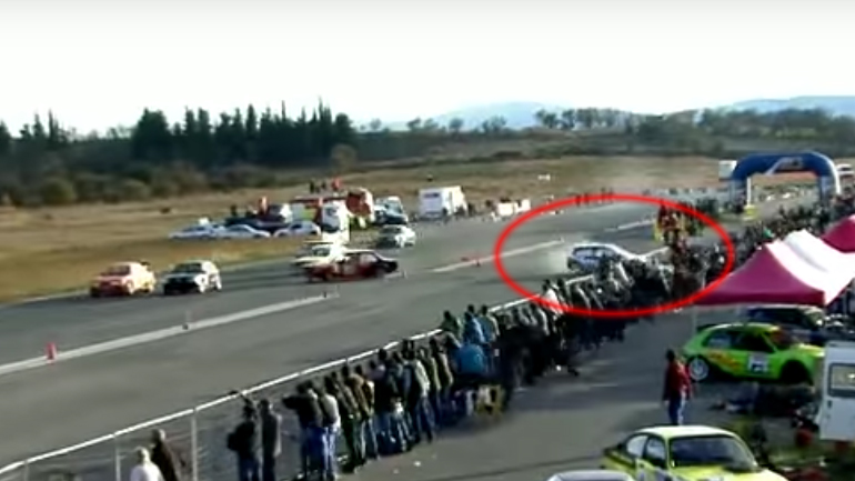 Το video με το αγωνιστικό αυτοκίνητο που έπεσε πάνω σε θεατές στην Τρίπολη